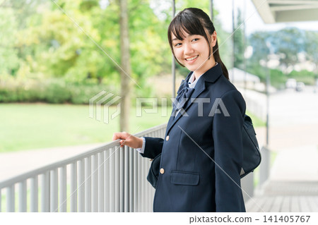 學校建築裡微笑的小學、國中和高中女生 學校建築裡微笑的小學、國中和高中女生 141405767