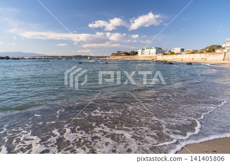 在葉山町真瀨海灘欣賞日落海景。 在葉山町真瀨海灘欣賞日落海景。 141405806