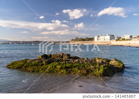 在葉山町真瀨海灘欣賞日落海景。 在葉山町真瀨海灘欣賞日落海景。 141405807