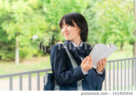 參加考試、在上學路上閱讀參考書、教科書、習題集的高中女生、國中生、高中生 參加考試、在上學路上閱讀參考書、教科書、習題集的高中女生、國中生、高中生 141405956