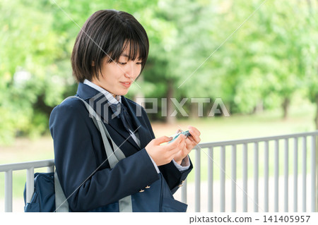 Elementary school students, junior high school students, high school students, and female high school students memorizing English words using a vocabulary book (studying for a test) 141405957