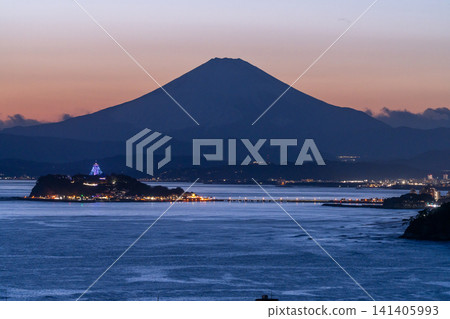 富士山和江之島的日落景色,以及湘南海岸的風景。 富士山和江之島的日落景色,以及湘南海岸的風景。 141405993