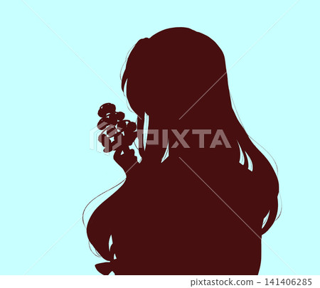手持神樂鈴的巫女的剪影。 手持神樂鈴的巫女的剪影。 141406285