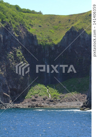 弗雷佩瀑布，水流彷彿從知床半島的懸崖上滲出。 141406359