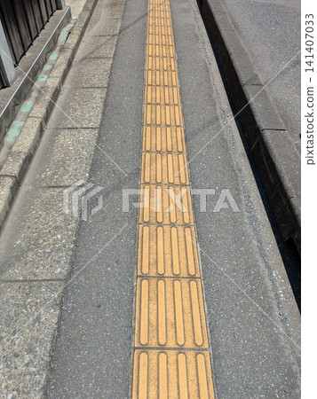 人行道鋪設了觸覺鋪路磚:無障礙通用設計 人行道鋪設了觸覺鋪路磚:無障礙通用設計 141407033