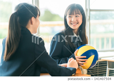 Elementary school, junior high school, and high school students talking about club activities with friends, classmates, and classmates during breaks in school classrooms Elementary school, junior high school, and high school students talking about club activities with friends, classmates, and classmates during breaks in school classrooms 141407504