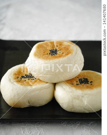 Flat-baked sweet bean paste bun Flat-baked sweet bean paste bun 141407680