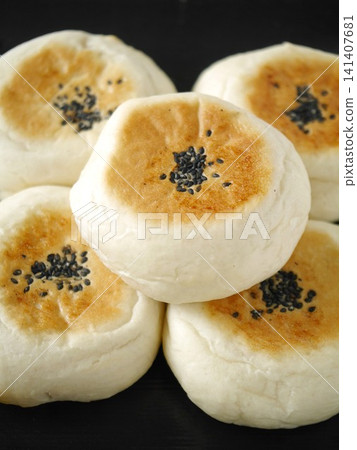 Flat-baked sweet bean paste bun Flat-baked sweet bean paste bun 141407681