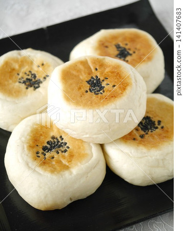 Flat-baked sweet bean paste bun Flat-baked sweet bean paste bun 141407683