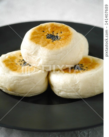 Flat-baked sweet bean paste bun Flat-baked sweet bean paste bun 141407689
