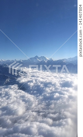 在喜馬拉雅山脈中,珠穆朗瑪峰的神秘景色從厚厚的雲海探出頭來。 在喜馬拉雅山脈中,珠穆朗瑪峰的神秘景色從厚厚的雲海探出頭來。 141407804