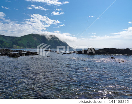 夏天的天空環繞著北海道南部的大海 141408235