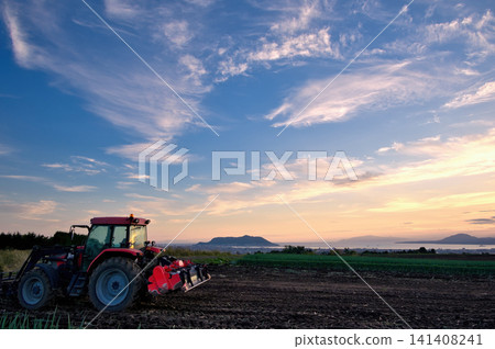 A farming landscape bathed in the setting sun A farming landscape bathed in the setting sun 141408241