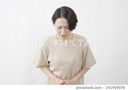 一位中年婦女在白色背景前低頭道歉。 141409076