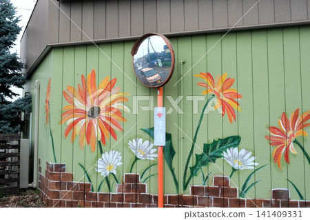 Exterior walls painted with summer flowers and a convex mirror Exterior walls painted with summer flowers and a convex mirror 141409331