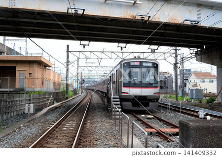 一列火車停在終點站的側線上,準備掉頭。 一列火車停在終點站的側線上,準備掉頭。 141409332