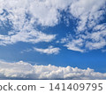 夏日的白雲在湛藍的天空中緩緩蔓延。 141409795