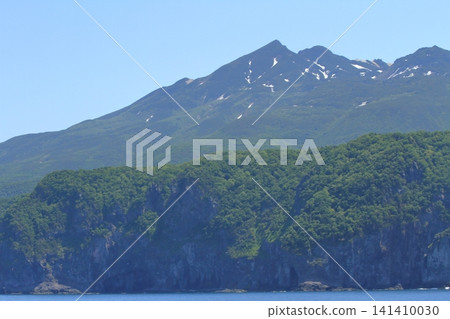 知床半島崎嶇的海岸線和硫磺山的景色。 知床半島崎嶇的海岸線和硫磺山的景色。 141410030