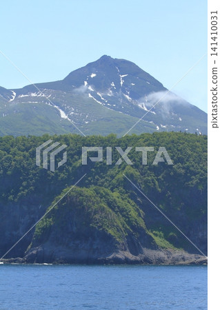 羅臼山與知床半島原始森林的蔥綠形成了美麗的對比。 羅臼山與知床半島原始森林的蔥綠形成了美麗的對比。 141410031