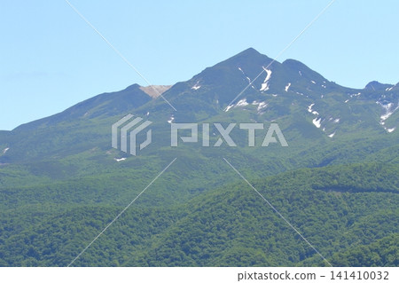 The view of Mount Iwo, towering amidst the primeval forest of the Shiretoko Peninsula. The view of Mount Iwo, towering amidst the primeval forest of the Shiretoko Peninsula. 141410032