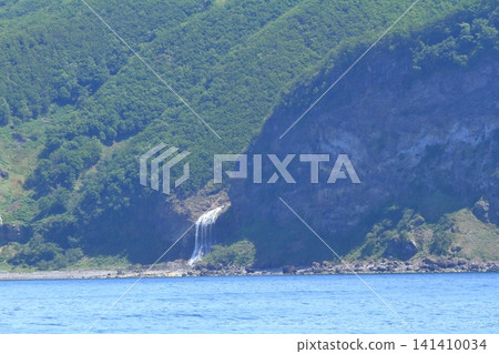 Kamuiwakka Falls, which flows from the primeval forest of the Shiretoko Peninsula into the sea. 141410034