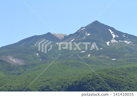 The beautiful scenery of the lush, primeval forests of the Shiretoko Peninsula and Mount Iwo. 141410035