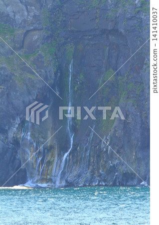 The scenery of the Yunohana Waterfall, which flows powerfully into the Sea of Okhotsk. 141410037