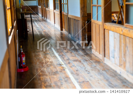 Corridors of an old wooden school building - Showa era retro Corridors of an old wooden school building - Showa era retro 141410927