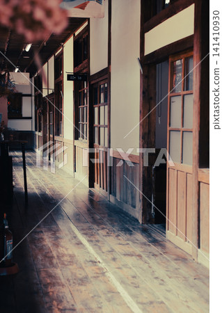 Corridors of an old wooden school building - Showa era retro Corridors of an old wooden school building - Showa era retro 141410930
