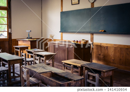 一間老式日本小學教室裡的黑板,具有昭和時代的復古風格。 一間老式日本小學教室裡的黑板,具有昭和時代的復古風格。 141410934