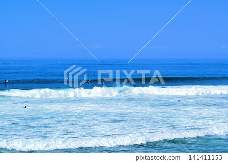 From Inamuragasaki Beach, you can see the high waves of Sagami Bay with whitecaps and surfers. From Inamuragasaki Beach, you can see the high waves of Sagami Bay with whitecaps and surfers. 141411153