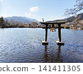 A bird perched on a torii gate in the middle of a lake, a scene from Kinrin Lake in Yufuin, Oita Prefecture. 141411305