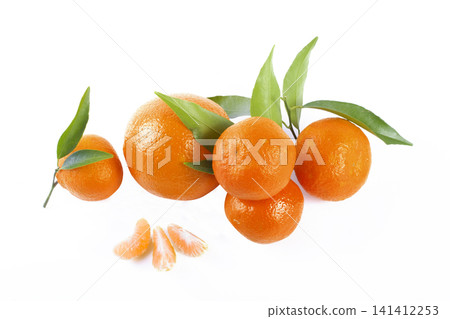 The fresh mandarines isolated on white background. Oranges are arranged in rows. Placed on a white background. The fresh mandarines isolated on white background. Oranges are arranged in rows. Placed on a white background. 141412253