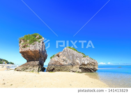 [Okinawa Prefecture] Mibaru Beach and rocky reef under a clear blue sky. 141413829