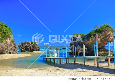 【沖繩縣】晴空萬裡下的美原海灘和岩礁。 141413838