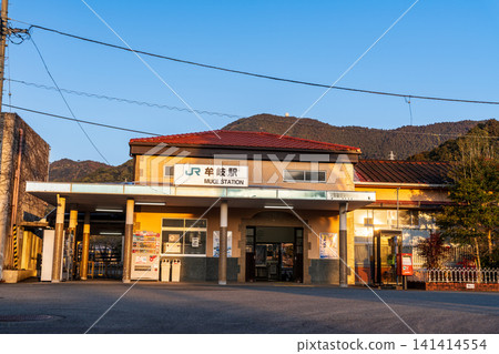 JR麥線麥站，早春清晨的車站大樓（3），德島縣海府郡麥町 141414554