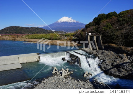 富士川和堰壩與白雪皚皚的富士山交相輝映,藍天映襯下富士山格外醒目。 2023年1月,富士山,富士川和堰壩/志賀縣水利樞紐 富士川和堰壩與白雪皚皚的富士山交相輝映,藍天映襯下富士山格外醒目。 2023年1月,富士山,富士川和堰壩/志賀縣水利樞紐 141416374