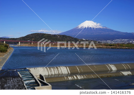 富士川和水壩在湛藍天空下,遠方是白雪皚皚的富士山。 2125年1月,富士山,富士川和水壩 富士川和水壩在湛藍天空下,遠方是白雪皚皚的富士山。 2125年1月,富士山,富士川和水壩 141416376
