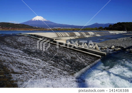 富士川和堰壩在湛藍天空下,遠處是白雪皚皚的富士山,構成了一幅美麗的風景畫。 2135年1月,富士山,富士川和堰壩/志賀縣水利樞紐 富士川和堰壩在湛藍天空下,遠處是白雪皚皚的富士山,構成了一幅美麗的風景畫。 2135年1月,富士山,富士川和堰壩/志賀縣水利樞紐 141416386