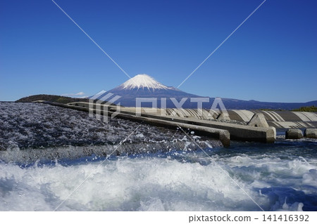 富士山在藍天的映襯下巍然聳立,水壩前水花四濺。 2014年1月,富士山,藤川水壩及水花飛濺 富士山在藍天的映襯下巍然聳立,水壩前水花四濺。 2014年1月,富士山,藤川水壩及水花飛濺 141416392