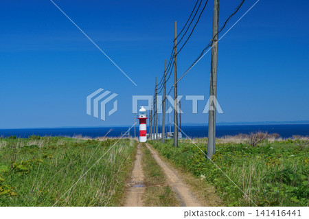 北海道透裡島:通往透裡島燈塔的道路和蔚藍的大海。 北海道透裡島:通往透裡島燈塔的道路和蔚藍的大海。 141416441