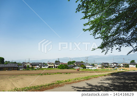 朝日村寧靜的鄉村景色和遠處的山脈 141416629