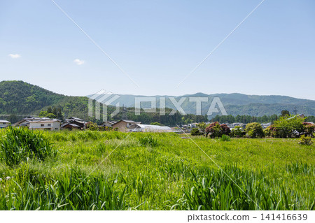 從武井城公園看到的景色:藍天、翠綠的草地和連綿的山脈構成了一幅寧靜祥和的景象。 從武井城公園看到的景色:藍天、翠綠的草地和連綿的山脈構成了一幅寧靜祥和的景象。 141416639