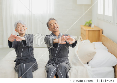 臥室裡的老夫婦 臥室裡的老夫婦 141416963