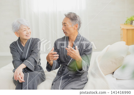 臥室裡的老夫婦 臥室裡的老夫婦 141416990