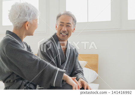 臥室裡的老夫婦 臥室裡的老夫婦 141416992