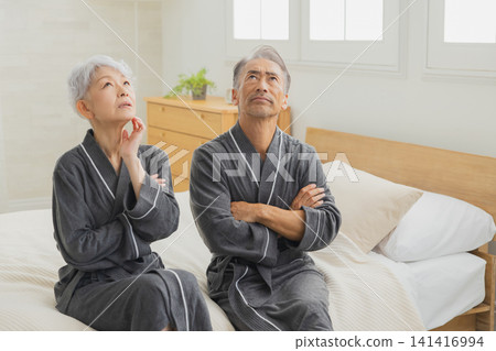 臥室裡的老夫婦 臥室裡的老夫婦 141416994