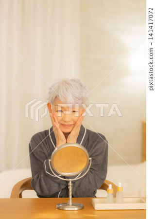 身穿浴袍的老婦人 身穿浴袍的老婦人 141417072