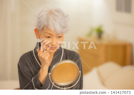身穿浴袍的老婦人 身穿浴袍的老婦人 141417073