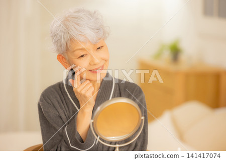 身穿浴袍的老婦人 身穿浴袍的老婦人 141417074
